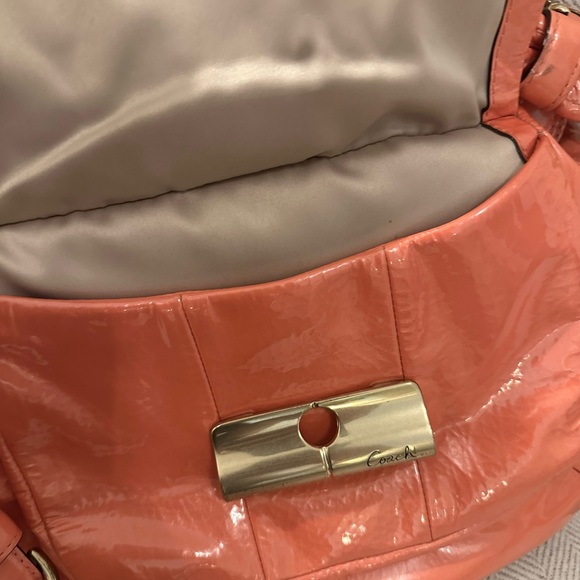 Vintage Coach Peach Patent Leather Shoulder Bag with Gold-Tone Lock - Picture 4 of 11